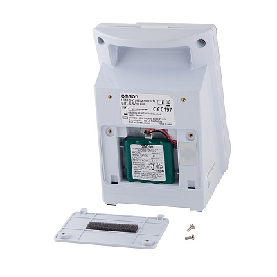 
                Профессиональный тонометр OMRON 907, вид сзади, отсек для батареек открыт